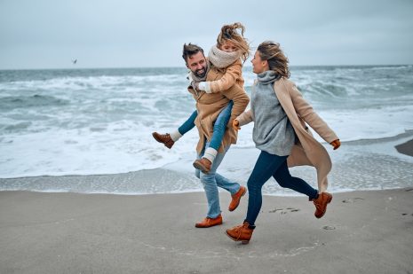 Gezin op strand - Alys Finest Acommodations